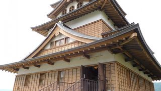 こじんまりとした、黄土色のお城