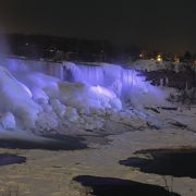 滝に色がつく素敵な光景