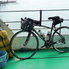 自転車置き場。マジックテープで固定。