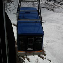 黒部平より大観峰へ到着するロープウェイ