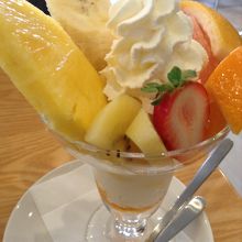 本日のフルーツパフェ