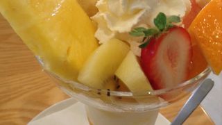 季節の旬のフルーツをいろいろ楽しめる本日のフルーツパフェ