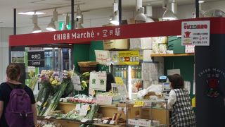 野菜が売られている