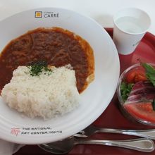 ハッシュドビーフとカップに入ったサラダ