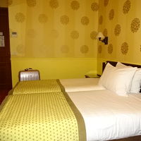 室内の照明が少なくてややうす暗くて快適とは言えないが便利。