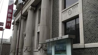 ギリシャ様式の重厚な建物