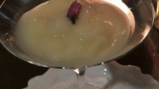 夜桜を観ながらカクテルを