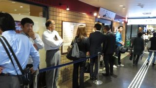 長い行列なので、弁当を注文