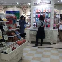 梅田に2店舗あるひとつ By Cookie ディズニーストア ルクア大阪店 のクチコミ フォートラベル