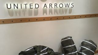 見やすい店内に若さあふれるファッショングッズ