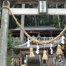 小屋の前にある常盤神社