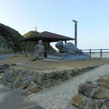 中央部、小高い丘の上に見えるのが笠利崎灯台です。