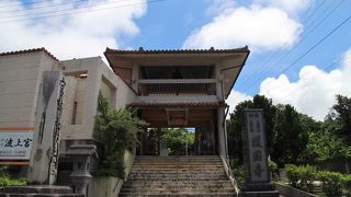 波上宮に隣接するお寺
