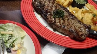 肉もサラダもボリューミー