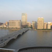 ホテルの窓から信濃川を眺める