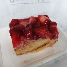 苺ケーキ。横幅9.5?。2人でわけました。