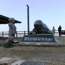 中央の石像は［夢をかなえるカメさん］です。