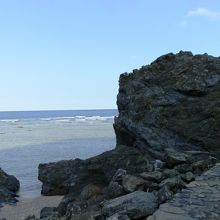 岩場・岩礁部があり、海岸線は変化に富んでいます。
