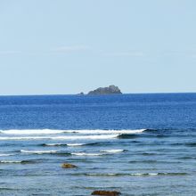 彼方に岩礁の小さな島が見えた。紺碧の海は印象深かった。