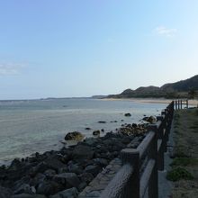 珊瑚礁広がる海岸線と細く突き出た「あやまる岬」が見えます