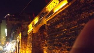 旧市街に残された存在感ある門