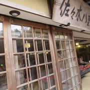 彫刻などのお土産が並ぶ店