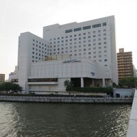 信濃川の向こうにホテルが見える。