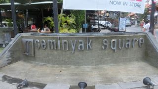 ビーチから500mと近いショッピングセンターです