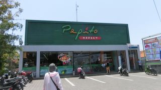 小さいスーパーのような店もチョコチョコあります