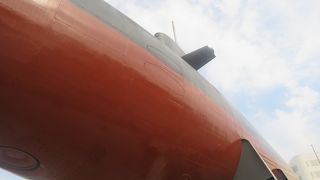 下から眺める潜水艦は大迫力