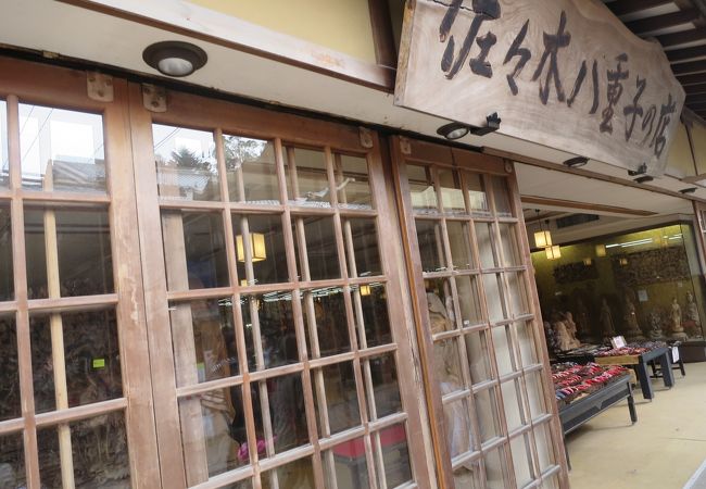 彫刻などのお土産が並ぶ店