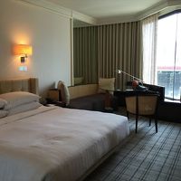 やや手狭感のある客室。インテリアなどは良い感じ。