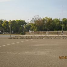 遠望に天守閣が見えます。