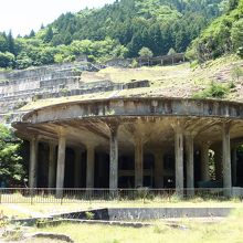 シックナーと神子畑選鉱場跡です