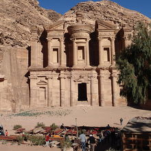 遺跡の外観です。高い場所にあるので背景が空です。