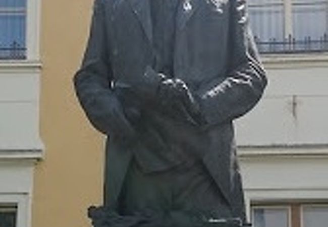 T.G.マサリークの像