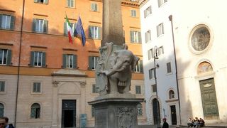 オベリスクを背中に乗せた像さん