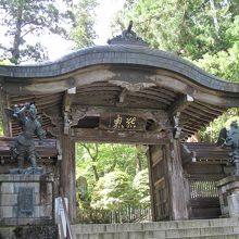 御供橋の先にある天狗に守られた結界門