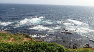 ダイナミックな岩肌と青い海