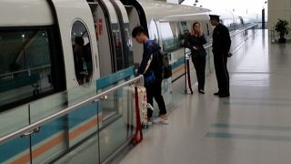 浦東空港と上海市内を結ぶリニアは、運行速度を時速３００ｋｍに落としていました。