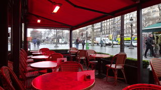 シャンゼリゼ通りのカフェ