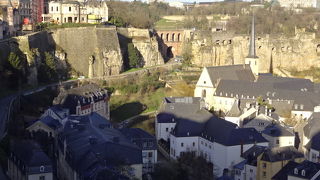 石を削った要塞