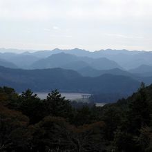 山の上から見た鳥居