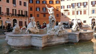 ナヴォーナ広場の北にある噴水