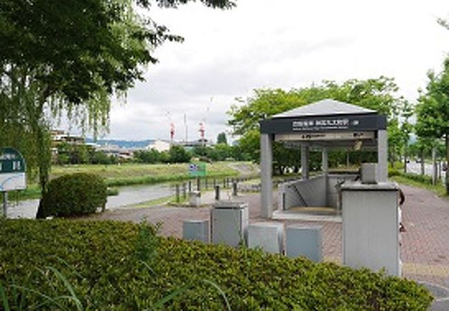 鴨川沿いを走る京阪電鉄の駅