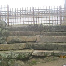 建物か塀があったのでしょう。