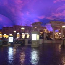 屋内とは思えない天井がすごい