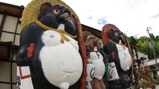 日本一の大狸の置物が出迎えます