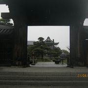 柿本神社と一体になっているような寺です。