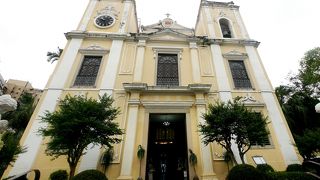 とても優美な教会　天使に守られている教会　ステンドグラスが美しい